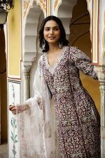 Women's Kurta Fashionably Traditional, Comfortably Chic: Embrace Fashion with Our Cotton Blend Ethnic Sets